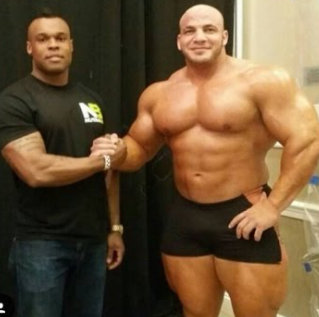 Big Ramy en fase de construcción de músculo